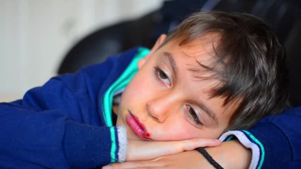 Αγόρι ξαπλωμένος στο καναπέ χαλάρωση — Αρχείο Βίντεο
