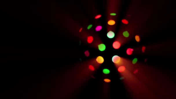 Μπάλα disco φως περιστρεφόμενες στο σκοτάδι — Αρχείο Βίντεο