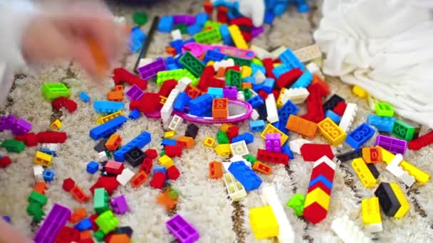 Child playing with toy cubes — Stock Video