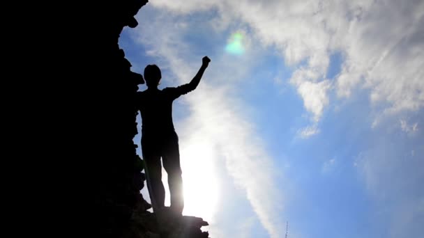 Victoria Pose por el hombre en la cima de la colina — Vídeos de Stock