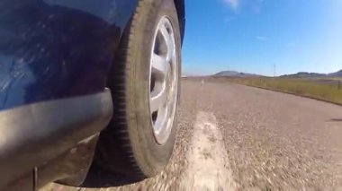 Karayolu üzerinde spor araba sürmek