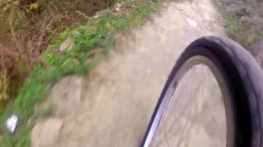 yokuş aşağı dağ bisikleti üzerinde