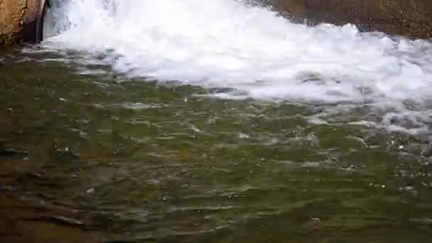 Tubería de drenaje de aguas residuales que desvía el flujo de agua — Vídeos de Stock