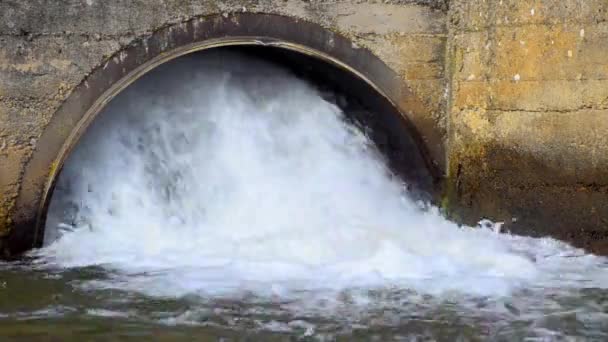 Agua sucia fluye de una tubería — Vídeo de stock