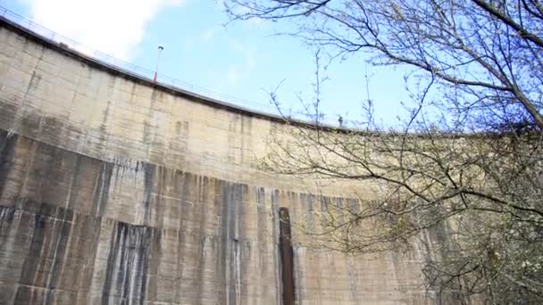 Agua que fluye en presa de la central hidroeléctrica — Vídeo de stock