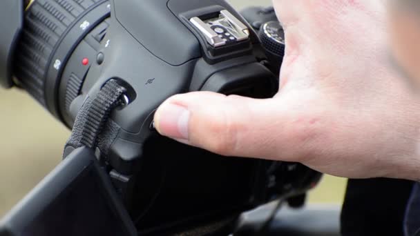 Photographer preparing for shooting — Stock Video