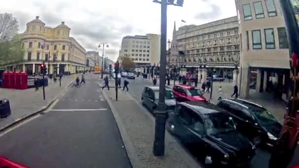 Londra 'da çift katlı otobüs — Stok video