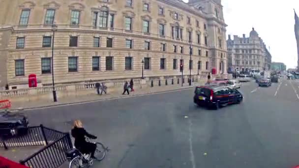 Dubbeldekker bus station in Londen — Stockvideo