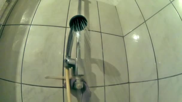 Cabeça de chuveiro no banheiro — Vídeo de Stock