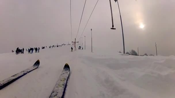 Skieur tiré sur le dessus de la piste de ski — Video