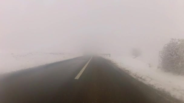 Auto gaan op berg sneeuw weg — Stockvideo