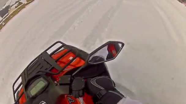 Motor op besneeuwde landweg — Stockvideo