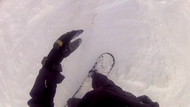 Giro in snowboarder lungo la pista da sci — Video Stock