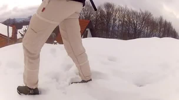 Montañero caminando en nieve profunda de invierno — Vídeos de Stock