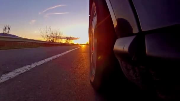 Sport autorace rijden op snelweg op zonsondergang — Stockvideo