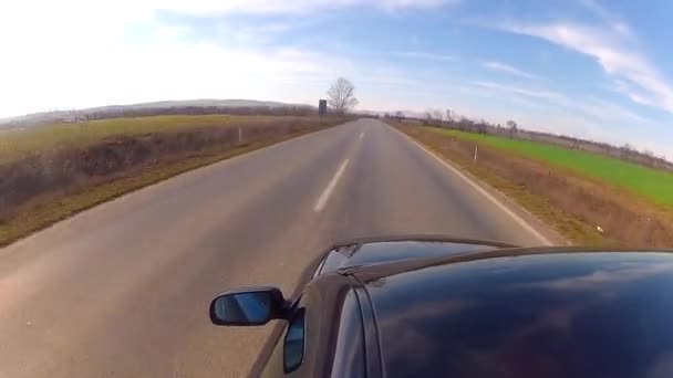 Condução de um carro esporte preto — Vídeo de Stock