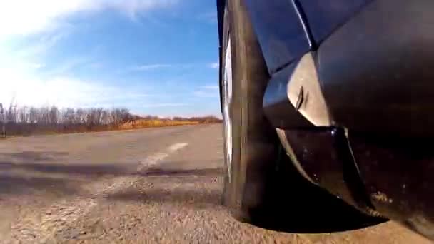 Voiture sport roule course rapide par une route de l'autoroute — Video