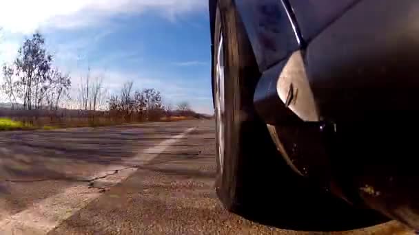 Deporte coche paseos carrera rápida por una carretera carretera — Vídeos de Stock