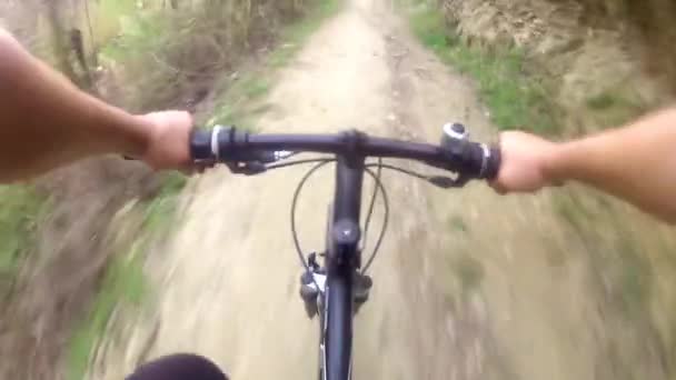 Ciclista in sella a una pista difficile — Video Stock