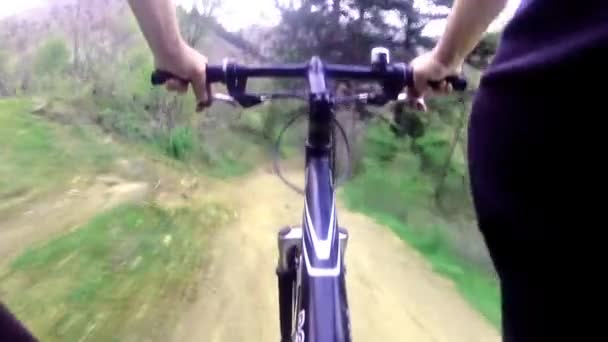 Ciclista in sella a una pista difficile — Video Stock