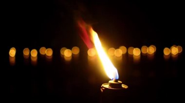 titreşen meşale alev yandığı gece kumsalda