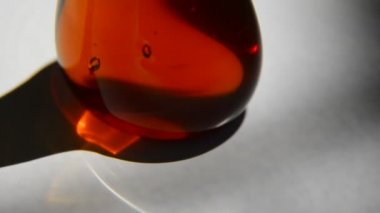 Beyaz bir arka plan üzerine akan bal