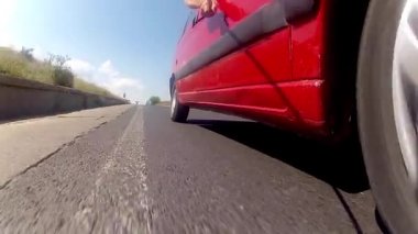 Otoban yol üzerinde bir spor araba