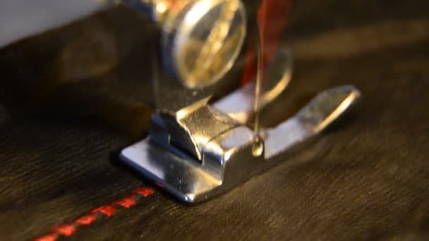 Machine à coudre et vêtement noir 