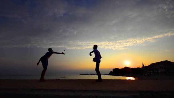 Наслаждаясь теннисный образ жизни на пляже — стоковое видео