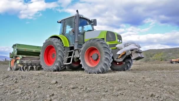 Tractores agrícolas cultivando la tierra — Vídeos de Stock