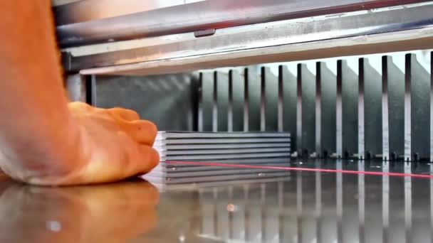 Moderne papier guillotine met touchscreen — Stockvideo