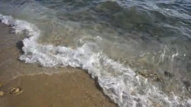 saf sahil sakin dalgalar ile