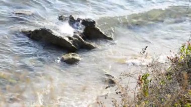 su dalgaları sıçrama beach kaya