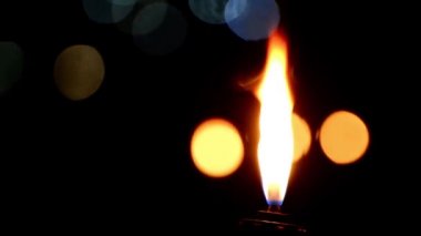 titreşen meşale alevi yanıklar