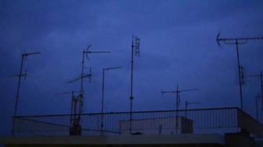 şimşek ve Lightning'ler top tv antenleri Bina içinde bir gece