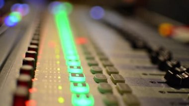 Kayıt mühendisi başlar şarkı çal