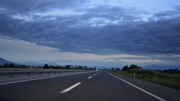 Viajando ao longo da estrada — Vídeo de Stock