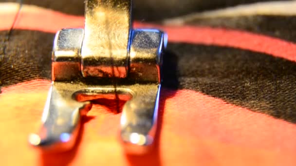 Machine à coudre partie de travail avec tissu coloré 