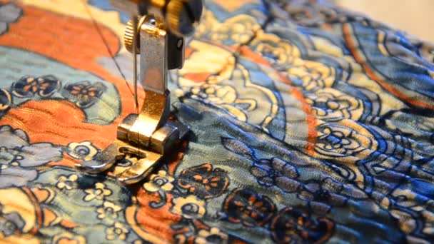 Machine à coudre partie de travail avec tissu coloré 