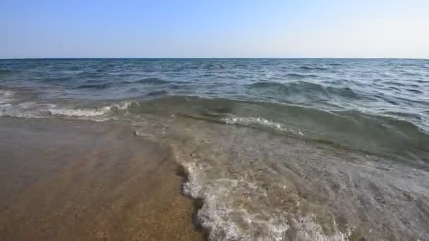 Orörda stranden med lugna vågor — Stockvideo