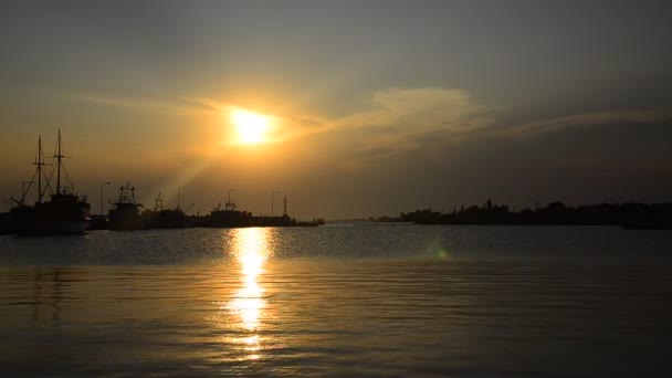 Barcos de pesca ao pôr do sol — Vídeo de Stock