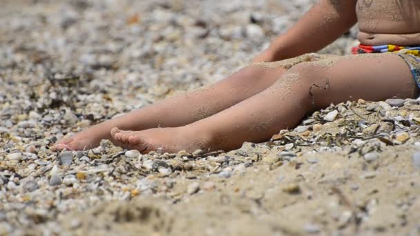 Enfant joue avec des pierres de sable — Video