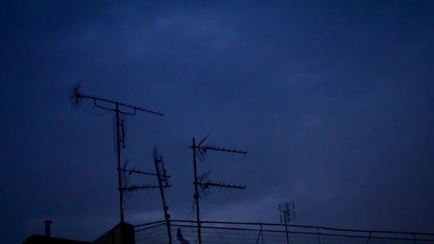 霹雳和闪电在夜幕笼罩建筑顶部的电视天线 — 图库视频影像