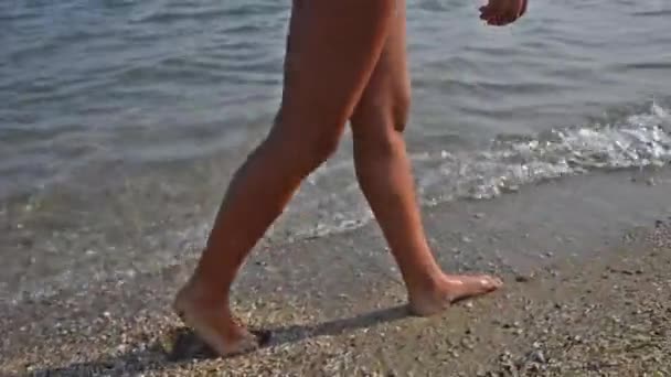 Frau geht am Strand spazieren — Stockvideo