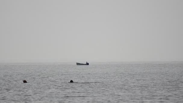 Saison de pêche à l'horizon de l'océan brumeux 
