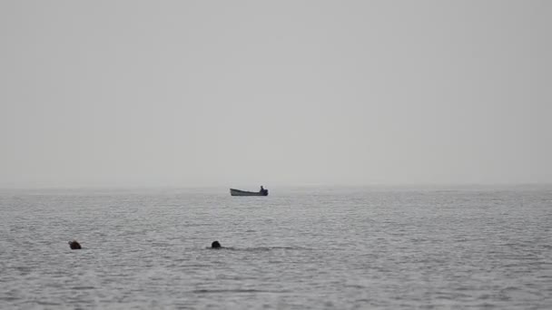 Rybářská sezóna na horizont mlhavé oceánu — Stock video