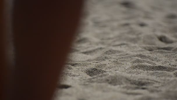 L'uomo cammina a piedi nudi in una spiaggia sabbiosa deserto — Video Stock