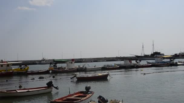 Barcos de pesca en el puerto — Vídeo de stock