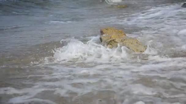 Éclaboussures d'eau sur la roche de plage — Video