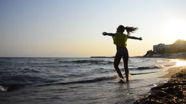 Dziewczyna okazuje duchowe na piaszczystej plaży — Wideo stockowe